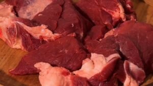 Morceaux de bœuf frais découpés sur une planche, boucherie MATA Dakar