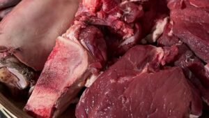 Plateau de viande fraîche de bœuf en boutique MATA