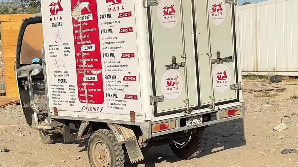 Tricycle frigorifique MATA sur une piste, transport de viande à Dakar