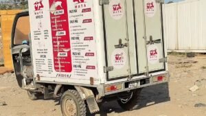 Tricycle frigorifique MATA sur une piste, transport de viande à Dakar