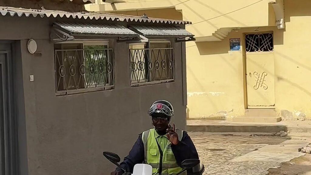Livreur MATA en moto électrique dans une rue de Dakar