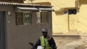 Livreur MATA en moto électrique dans une rue de Dakar