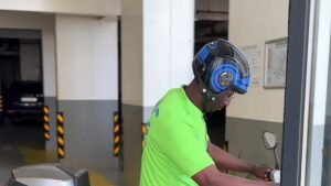 Livreur MATA au départ sur sa moto électrique, commande à livrer
