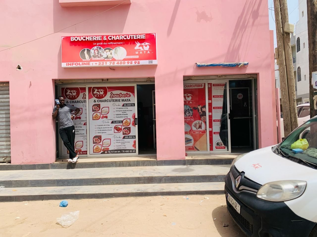 Devanture de la boucherie MATA Ouest Foire à Dakar, façade rose et camionnette de livraison MATA