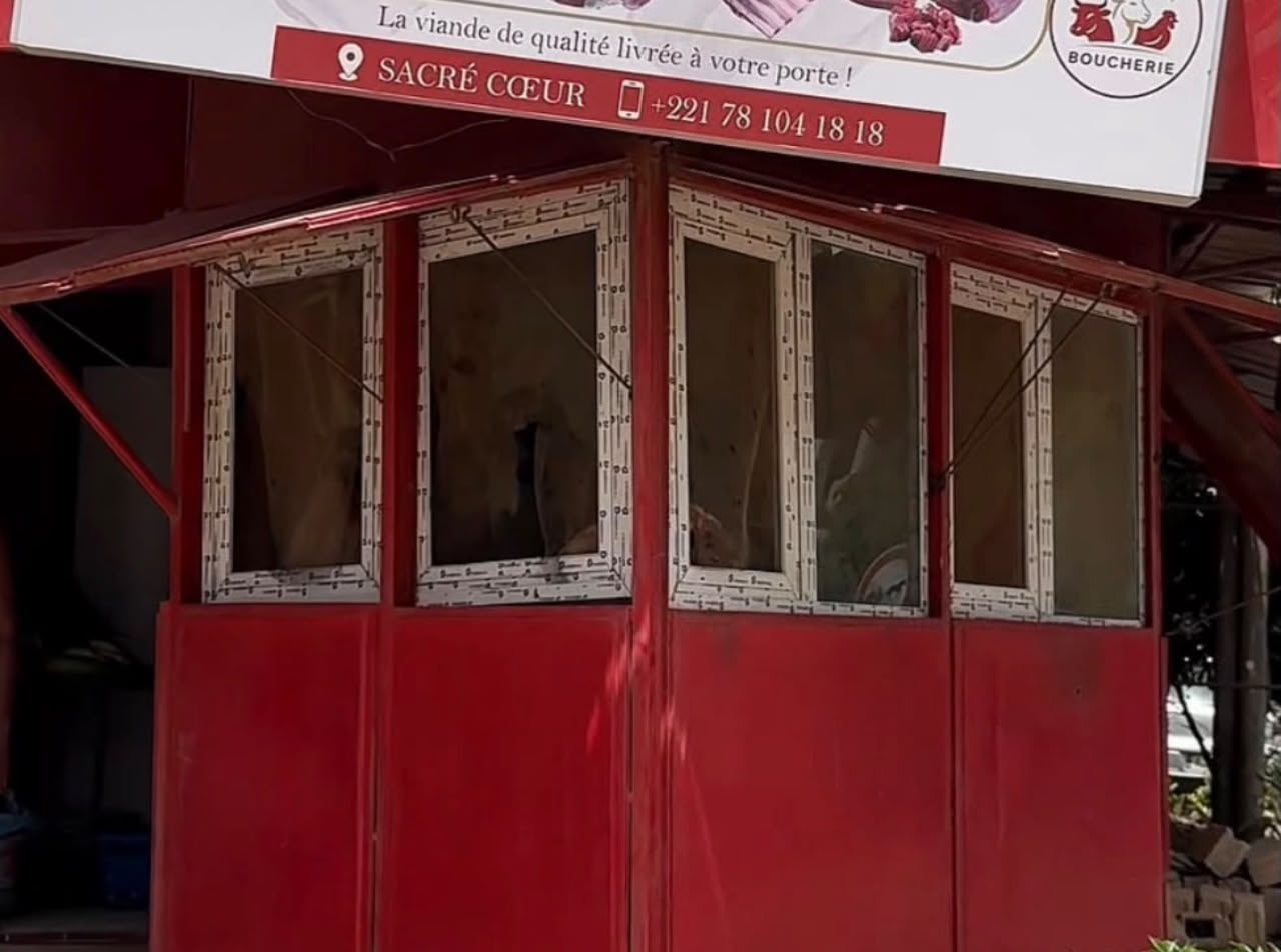 Boucherie MATA Sacré-Cœur à Dakar, kiosque rouge en face de BEM Tech